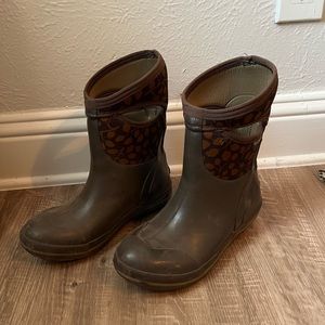 Bogs with leaf pattern